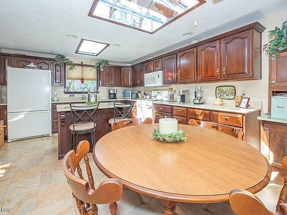 4th image of 237 Evergreen Dr