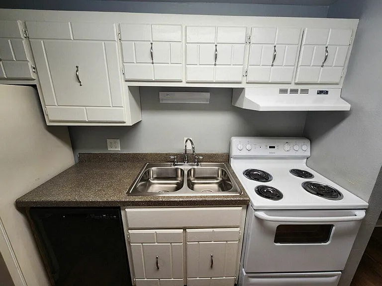 Crestview Apartments — Photo 40