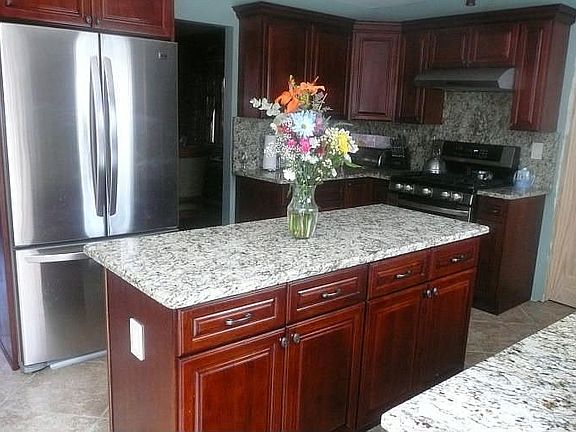 Kitchen w/island 2