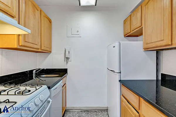 Rented by Anchor Associates | media 17