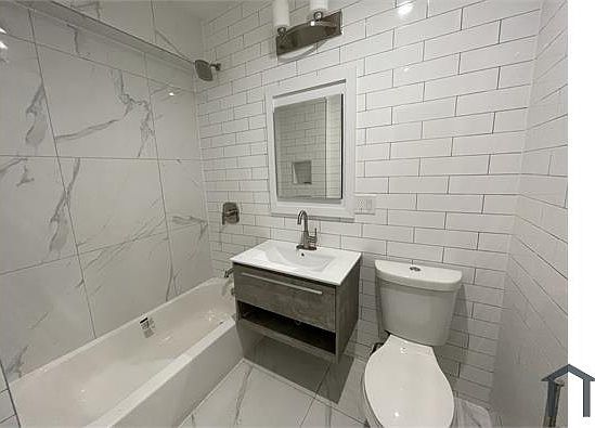 4th image of 2513 Wallace Ave #3F
