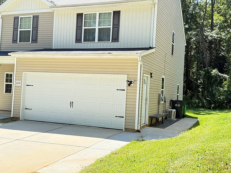 Private side entrance Available for rent