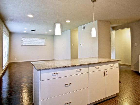 3rd image of 706 Scottsdale Dr