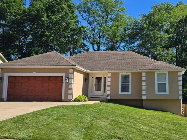 19507 E Woodsbury Rd, Independence, MO 64058