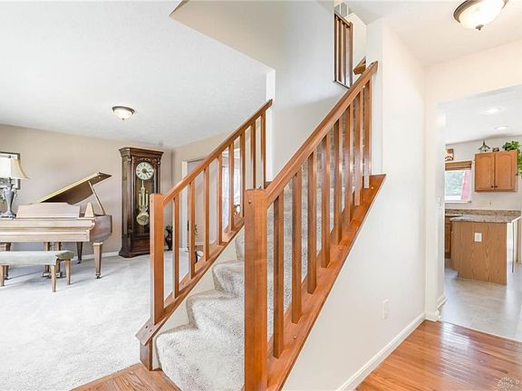 3rd image of 927 Pond Ct