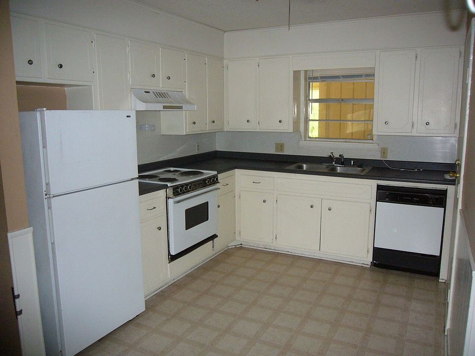 Kitchen of 1005 13th