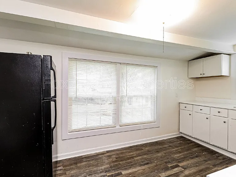 709 S Davis Ave — Photo 8