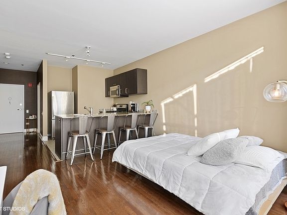 4th image of 653 N Kingsbury St APT 1508