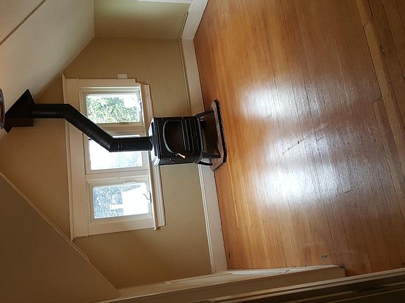 living area (gas fireplace landlord pays)