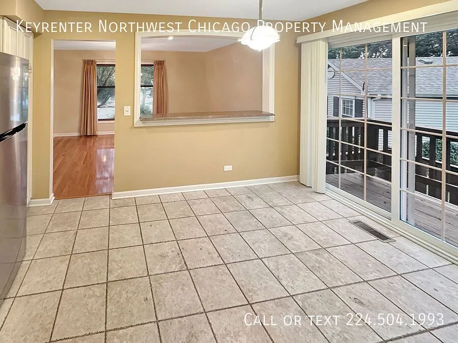 Expansive 5 bedroom 3 bedroom Single Family Home in Hoffman Estates with a pond! — Photo 4