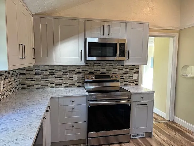 121 Riverview Ave — Photo 3