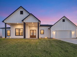 519 Chuckwagon Trl, Angleton, TX 77515