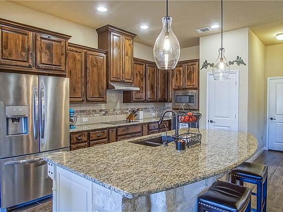 4th image of 924 Beechwood Ln