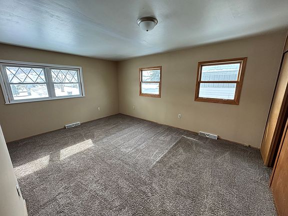 5th image of 525 11th Ave W