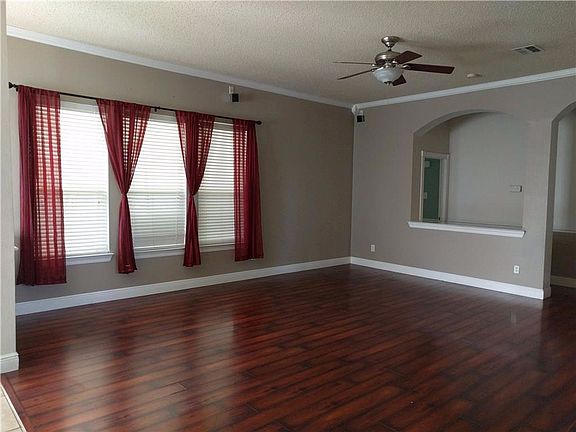 4th image of 1905 Windcastle Dr