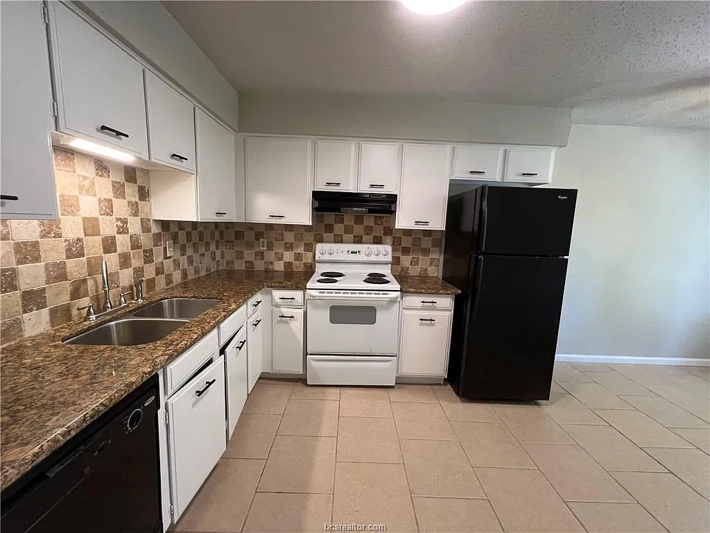 3 bed, 1.5 bath, 1152 sqft, $1,500 — Photo 2
