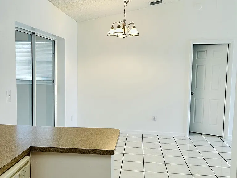 367 SW Donna Ter — Photo 7
