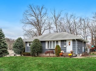 59 Knolls Rd, Bloomingdale, NJ 07403