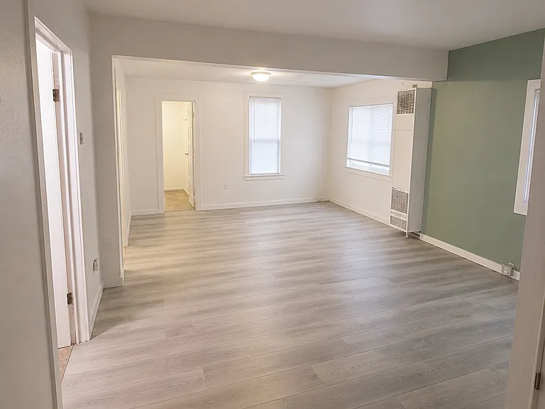 310 SE Spring St #B — Photo 1
