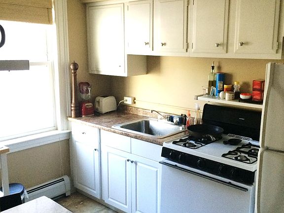 5th image of 200 Alden Ave #B