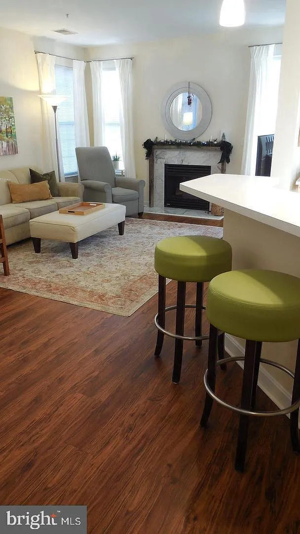 3 bed, 2.0 bath, 1376 sqft, $3,000 — Photo 4