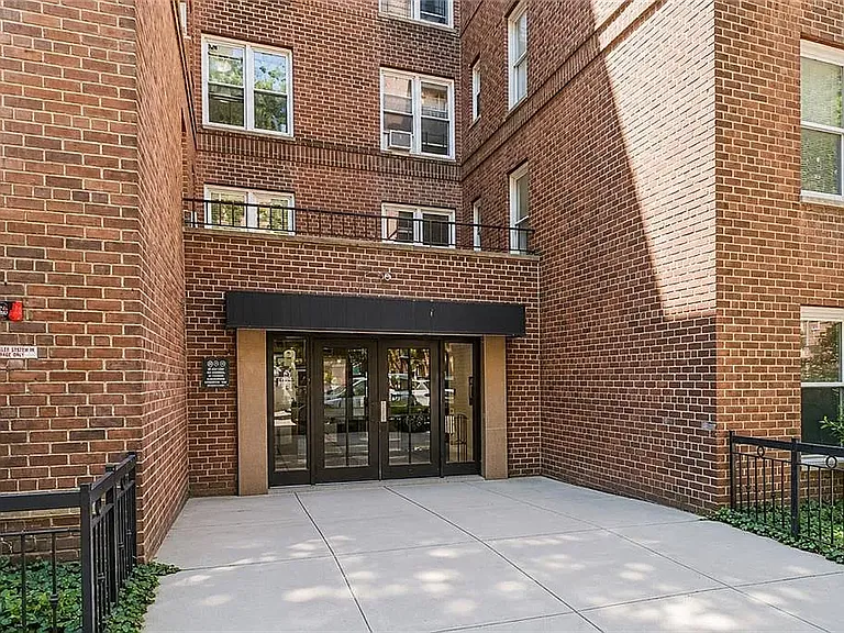 930 E 7th St #311 — Photo 11