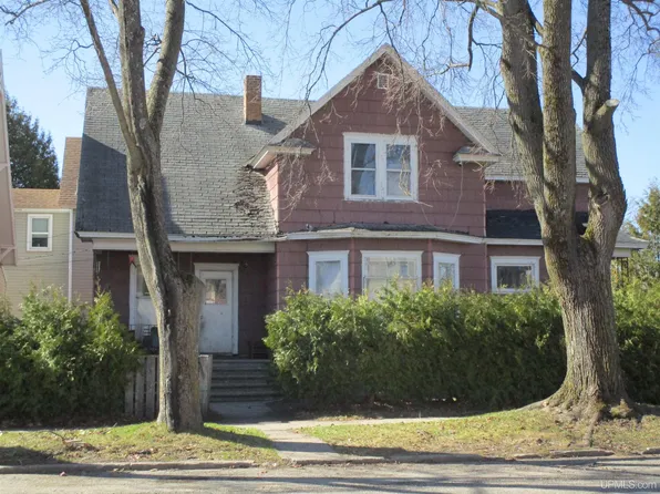 301 S 11th St, Escanaba, MI 49829