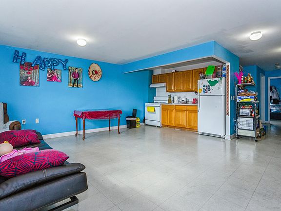 4th image of 7815 Metropolitan Ave