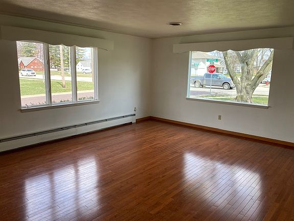 4th image of 108 S Maple Ave