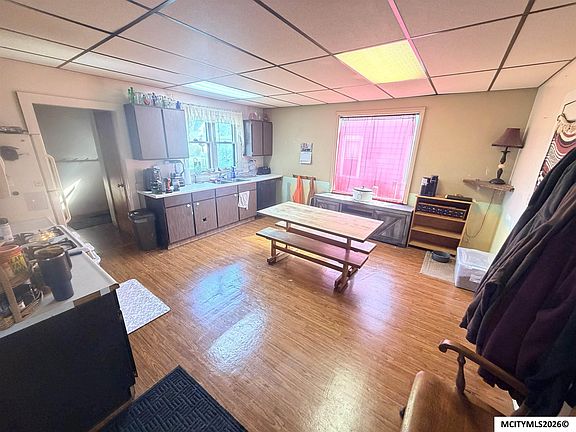 3rd image of 526 6th St SE