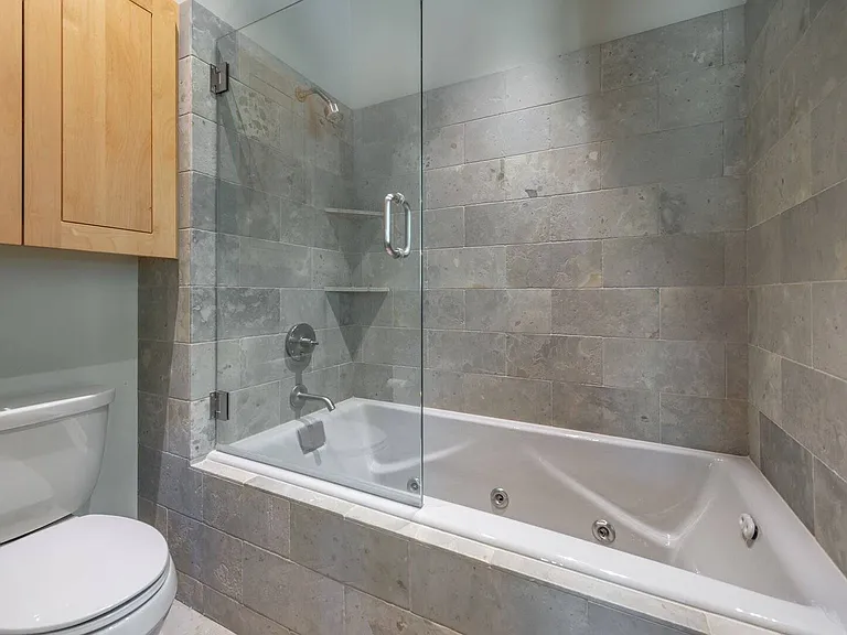 568 Hidden Lake Ct — Photo 32