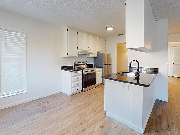 2nd image of 905 Lakeside Dr #1