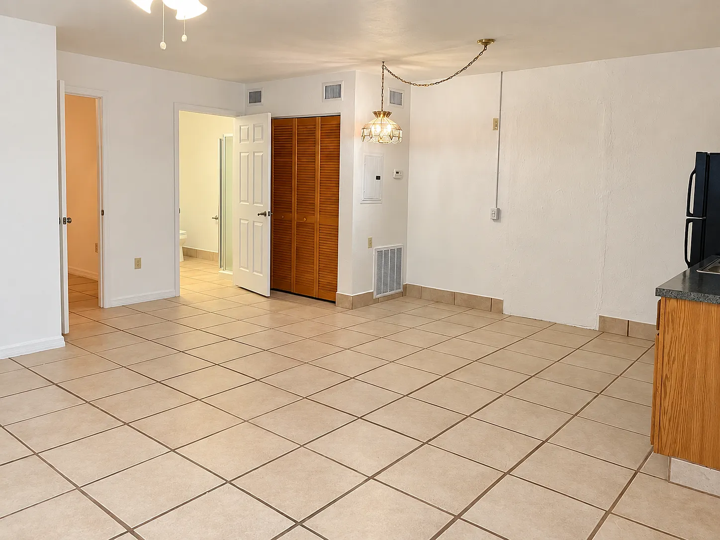 216 E Magnolia St — Photo 3