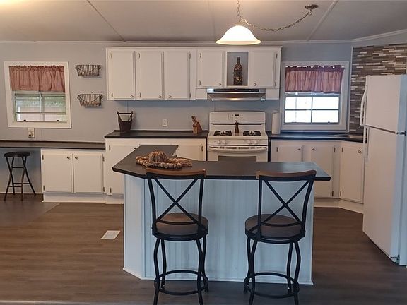 5th image of 215 Hickory Cir