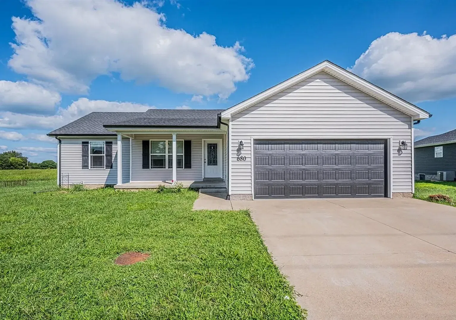 3 Bed/2 Bath Home with 2 Car Garage — Photo 1