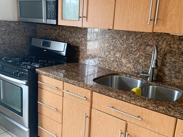 555 SW 16th Ave #15 — Photo 3