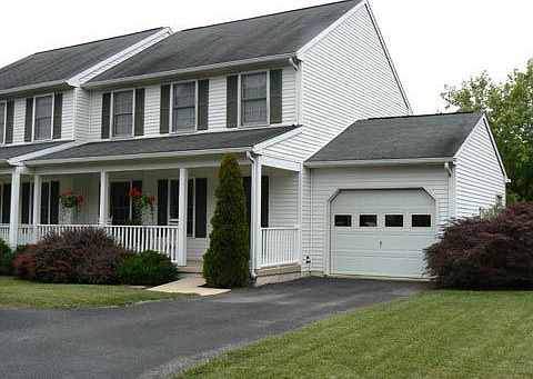Driveway has turnaround