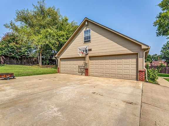 3rd image of 805 Betty Boyd Ln