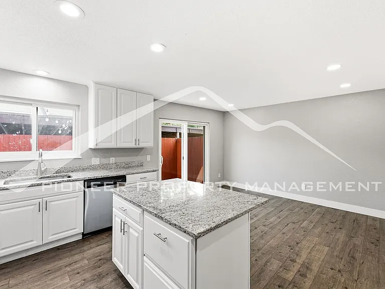 1827 Quail St #10 — Photo 8