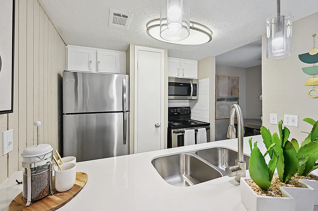 Lexington Apartment Homes — Photo 1