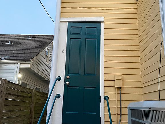 2nd image of 933 Dauphine St #7