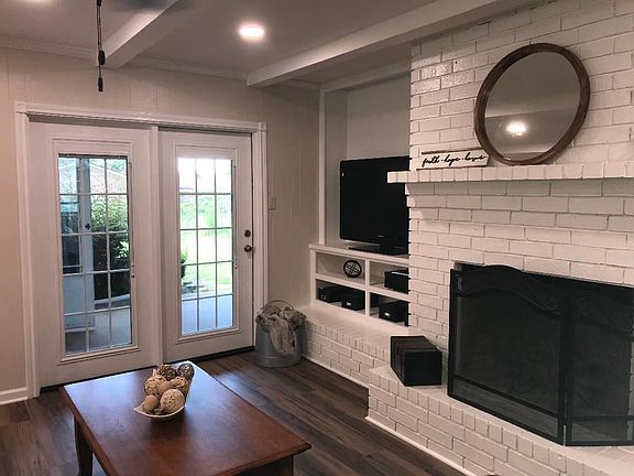 5th image of 108 E Larkspur St