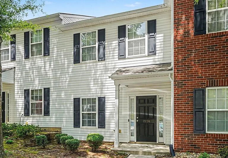 2224 Winthrop Chase Dr — Photo 1