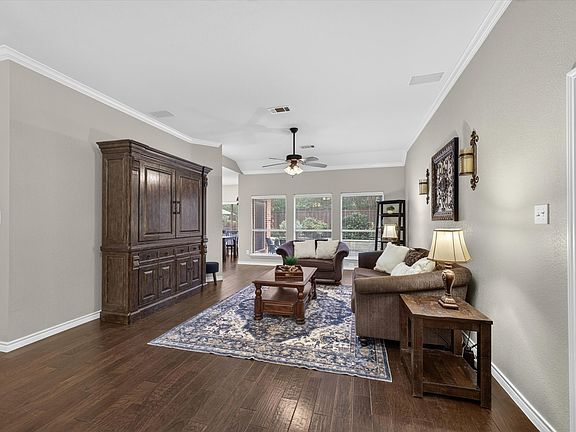 2nd image of 1604 Willow Ln