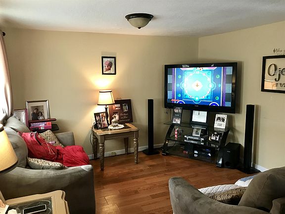 3rd image of 28 Travis St