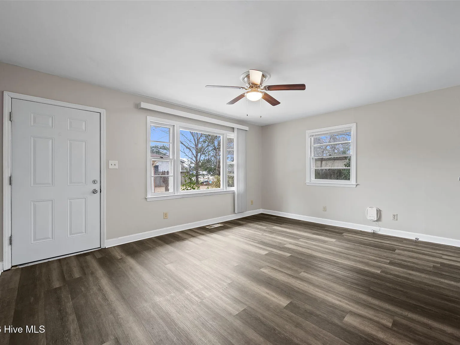 2 bed, 1.0 bath, $925 — Photo 2
