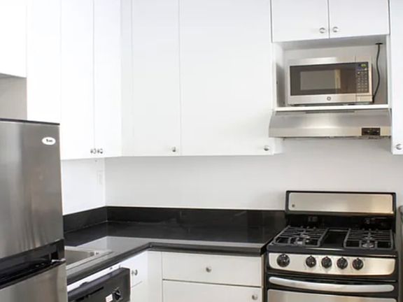 3rd image of 304 E 20th St APT 7E