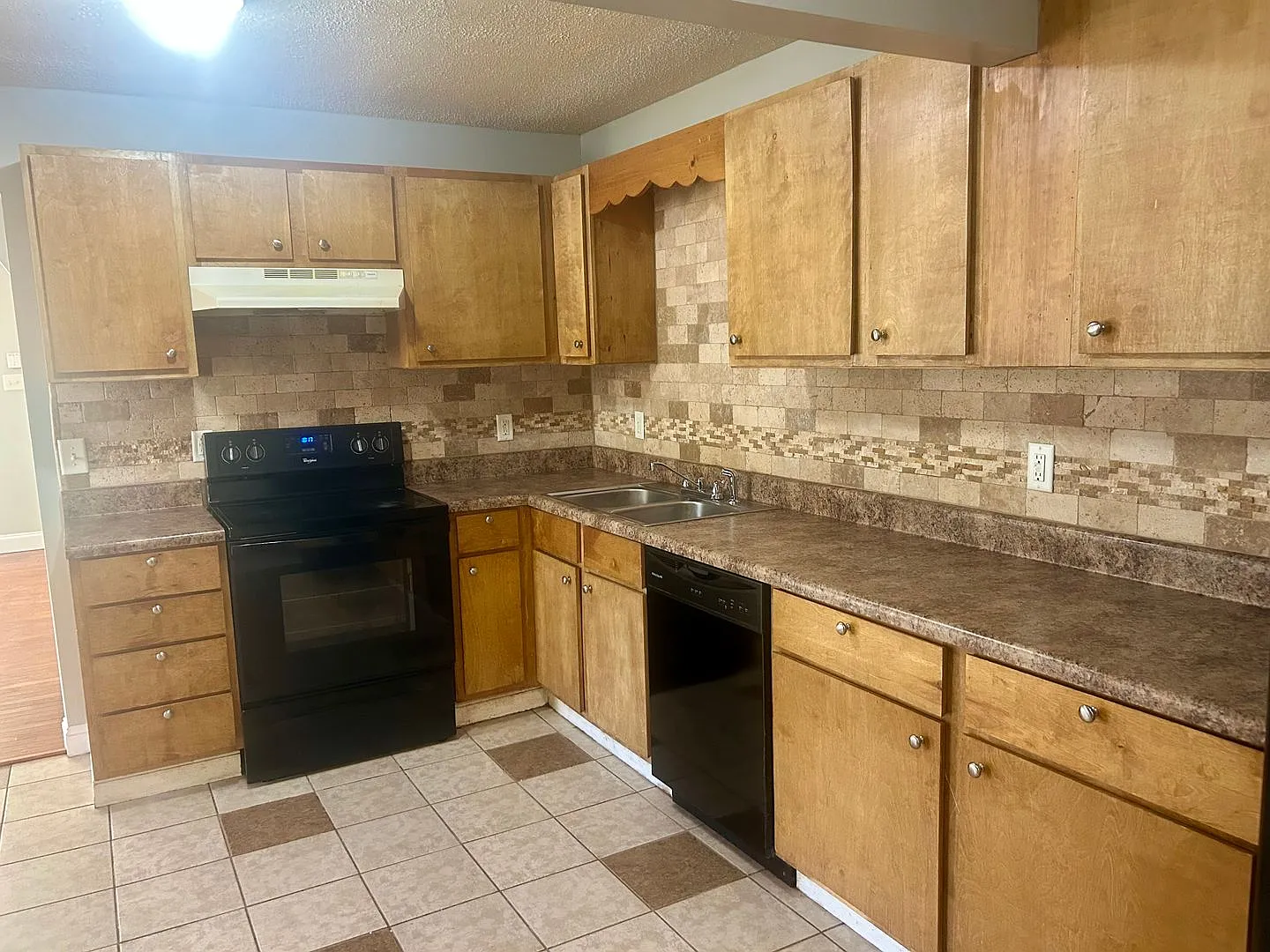 Beautiful 4-Bedroom Home in Huntsville! — Photo 2