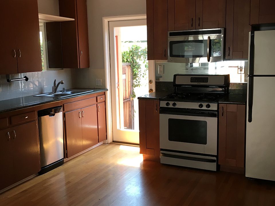 2nd image of 914 20th St APT 5