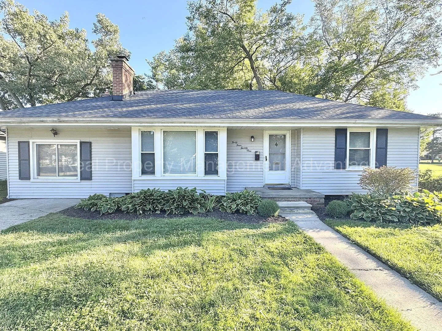 Charming Royal Oak Living in a Prime Neighborhood! — Photo 1
